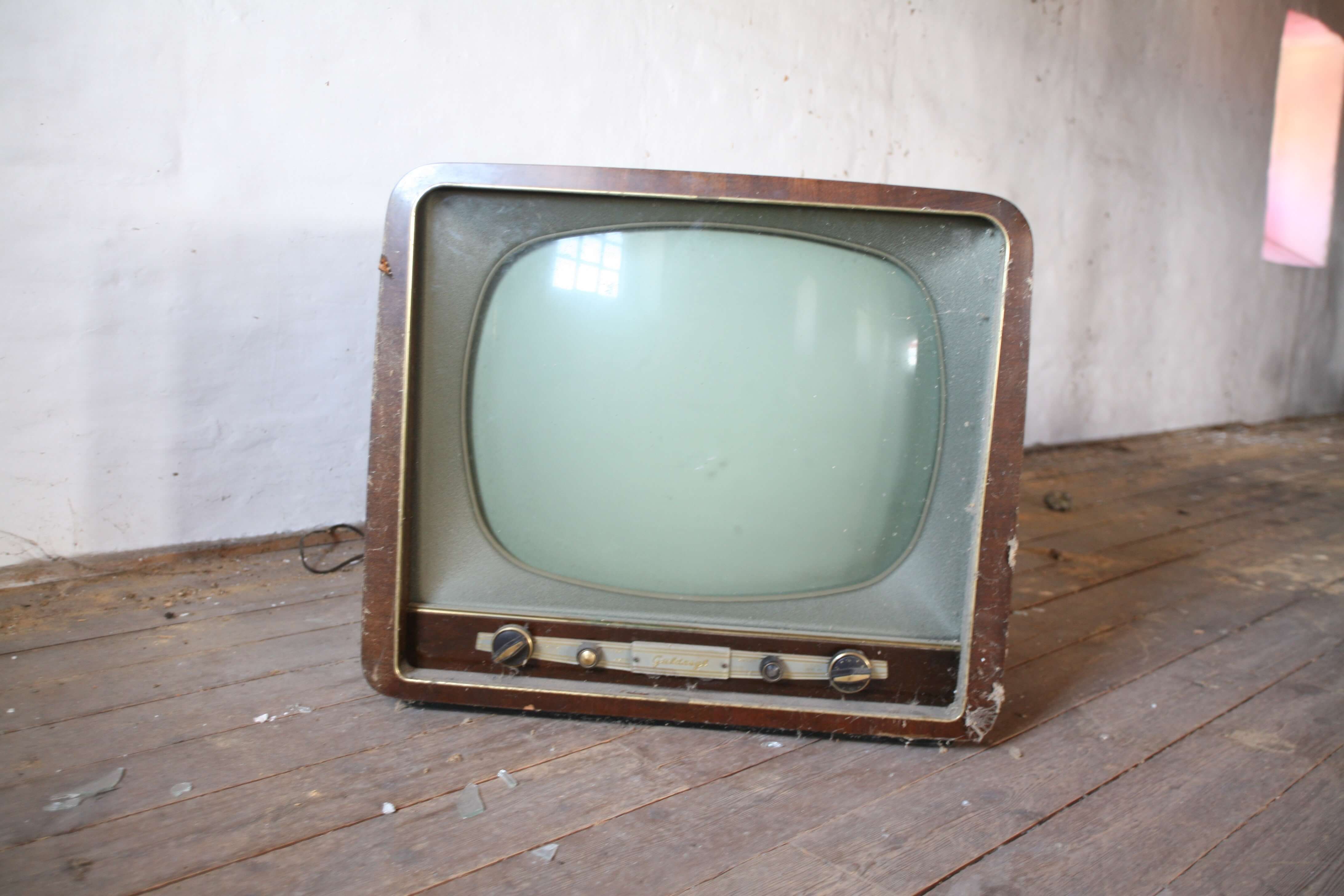 antique tv style